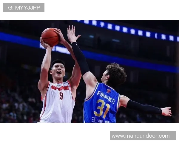 易建联与小斯的巅峰对决：篮球场上的传奇较量与友谊的交织