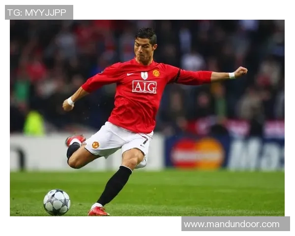 球迷疯狂行为再现欧冠赛场上演C罗球衣抢夺奇观 球迷疯狂行为再现欧冠赛场上演C罗球衣抢夺奇观